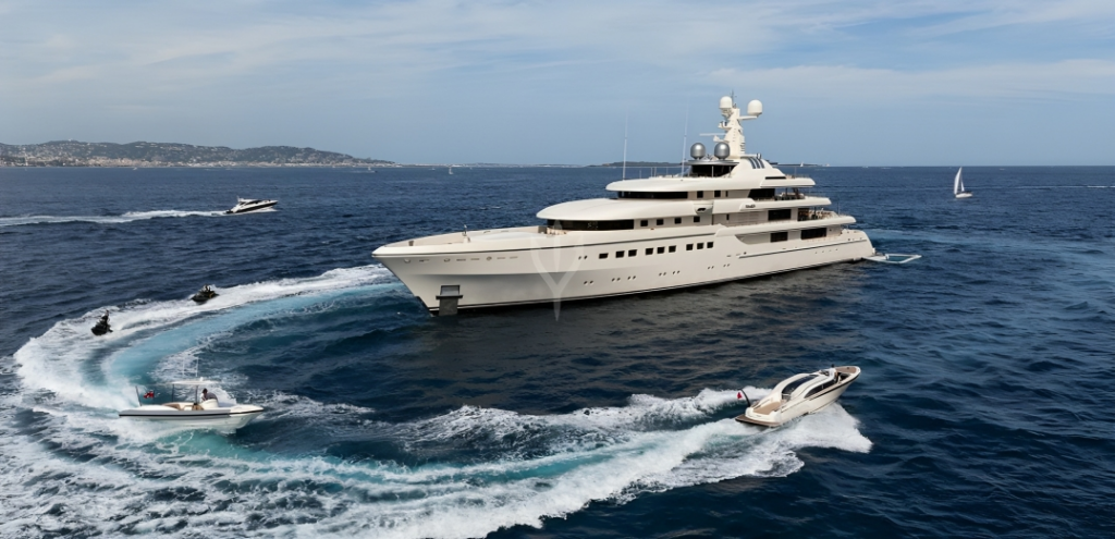 Luxury Yacht, Romea